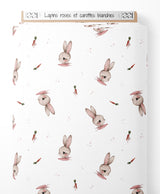 Tissu - Lapins roses et carottes blanches