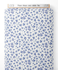 Tissu - Fleurs bleues avec détails fins