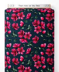 Tissu - Fleurs roses sur bleu foncé