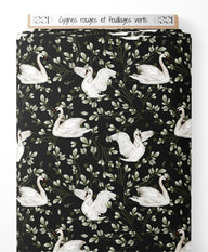 Tissu - Cygnes rouges et feuillages verts