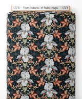 Tissu - Fleurs blanches et feuilles rouges