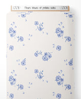 Tissu - Fleurs bleues et pétales isolés