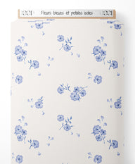 Tissu - Fleurs bleues et pétales isolés