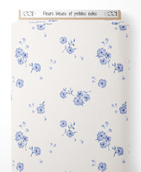 Tissu - Fleurs bleues et pétales isolés