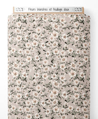 Tissu - Fleurs blanches et feuillage doux