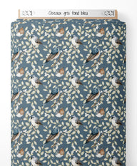 Tissu - Oiseaux gris sur fond bleu