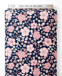 Tissu - Fleurs roses sur bleu marine