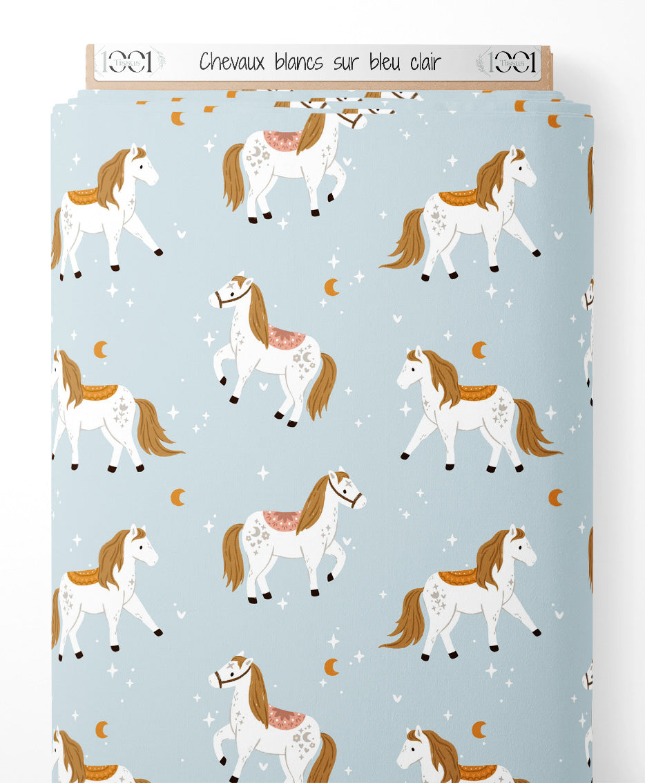 Tissu - Chevaux blancs sur bleu clair