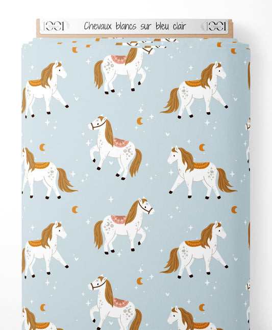 Tissu - Chevaux blancs sur bleu clair