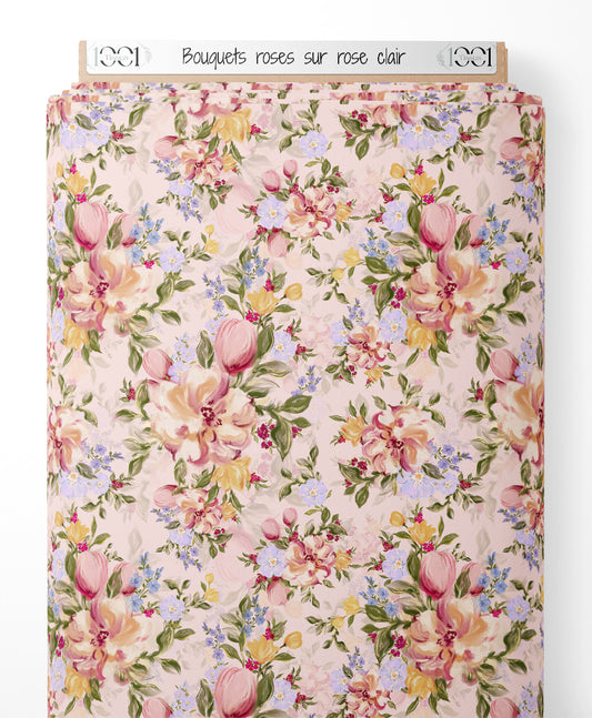 Tissu - Bouquets roses sur rose clair
