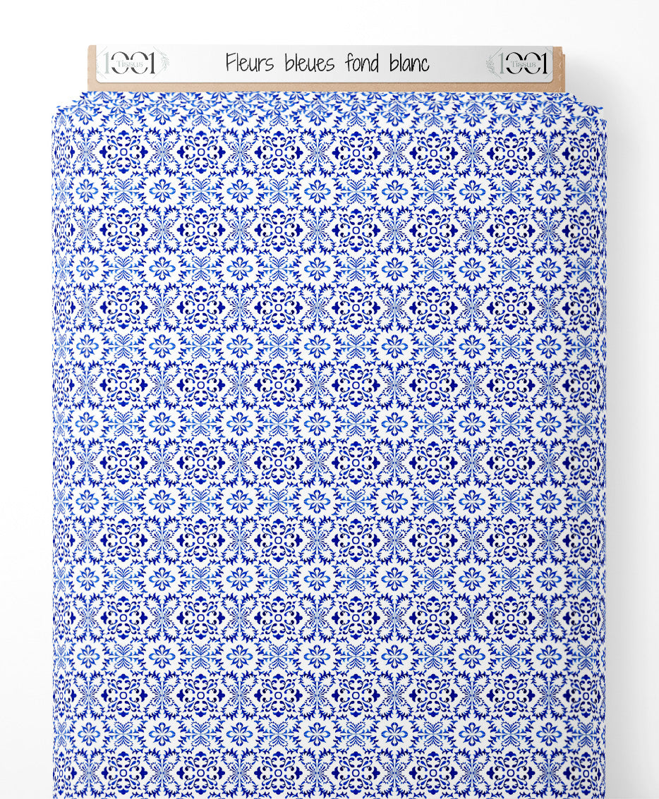 Tissu - Fleurs bleues sur fond blanc