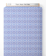 Tissu - Fleurs bleues sur fond blanc