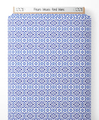 Tissu - Fleurs bleues sur fond blanc