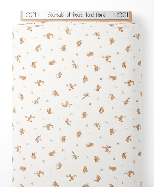 Tissu - Écureuils et fleurs sur fond blanc