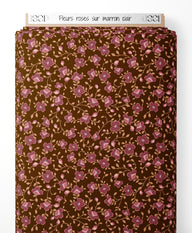 Tissu - Fleurs roses sur marron clair