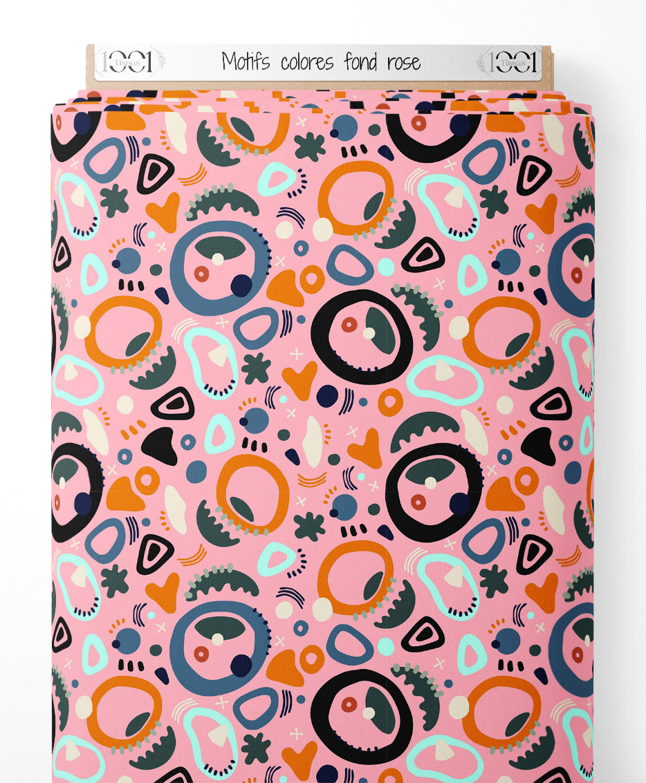 Tissu - Motifs colorés sur fond rose