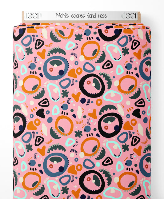 Tissu - Motifs colorés sur fond rose