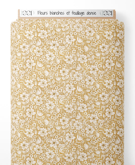 Tissu - Fleurs blanches et feuillage dense