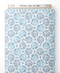 Tissu - Entrelaçés bleus sur blanc