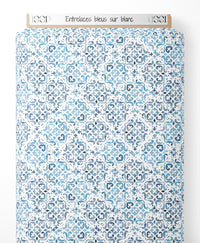 Tissu - Entrelaçés bleus sur blanc