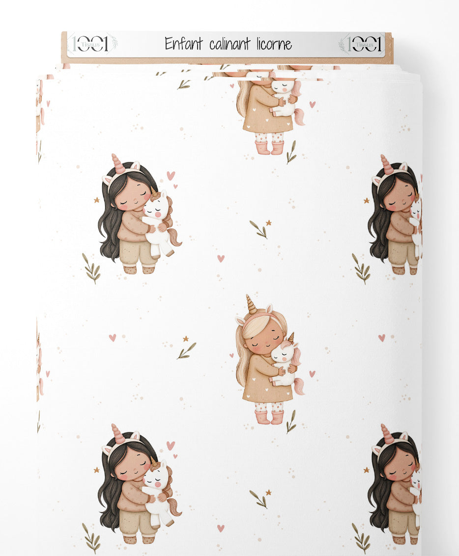 Tissu - Enfant câlinant licorne