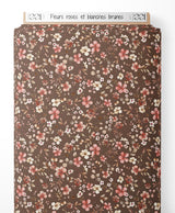 Tissu - Fleurs roses et blanches brunes