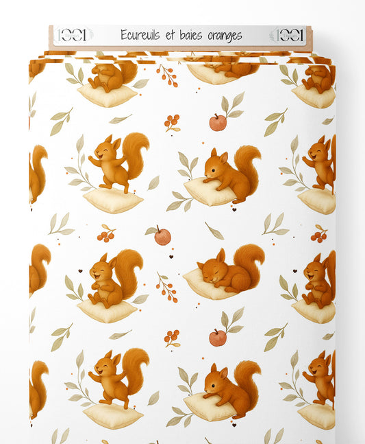 Tissu - Écureuils et baies oranges