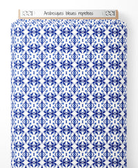 Tissu - Arabesques bleues répétées