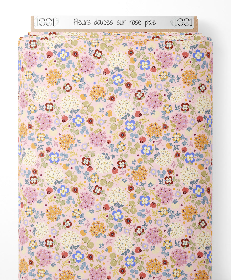 Tissu - Fleurs douces sur rose pâle