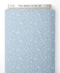 Tissu - Fleurs blanches sur bleu clair