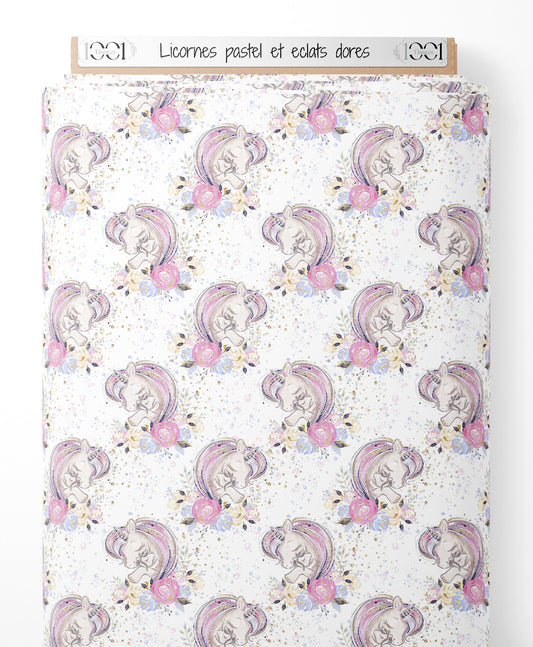 Tissu - Licornes pastel et éclats dorés