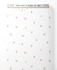Tissu - Fleurs roses et oranges sur blanc