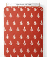 Tissu - Sapins blancs sur fond rouge