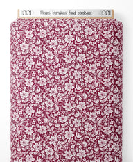 Tissu - Fleurs blanches sur fond bordeaux