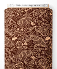 Tissu - Motifs forestiers beige sur brun