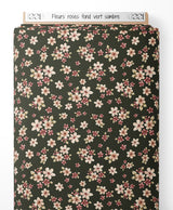 Tissu - Fleurs roses sur fond vert sombre