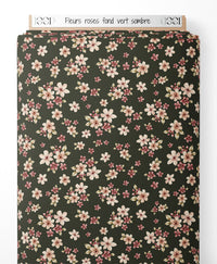 Tissu - Fleurs roses sur fond vert sombre