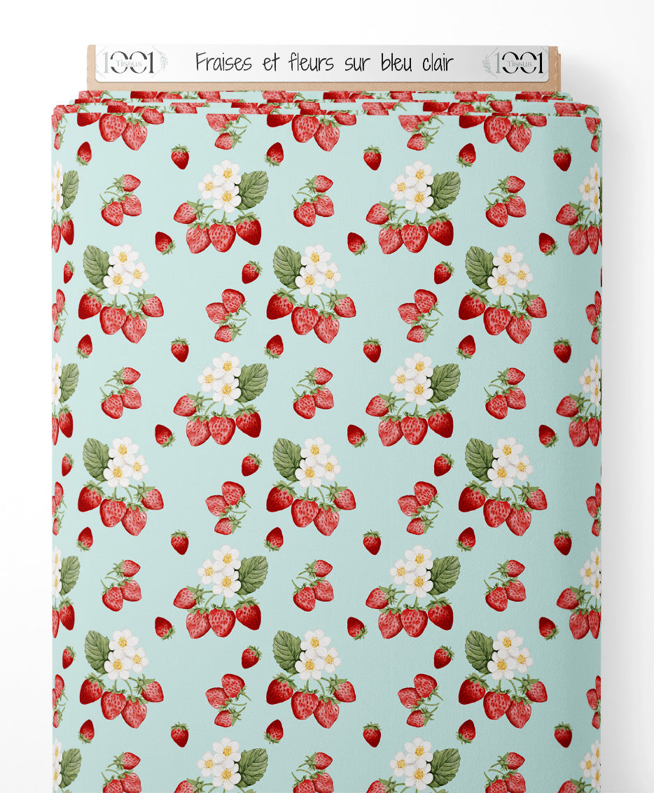 Tissu - Fraises et fleurs sur bleu clair