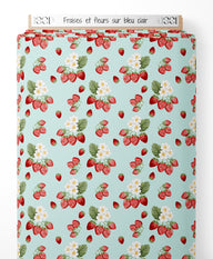 Tissu - Fraises et fleurs sur bleu clair