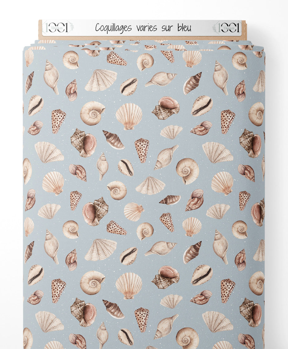 Tissu - Coquillages variés sur bleu