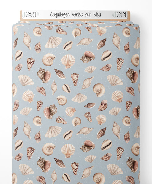 Tissu - Coquillages variés sur bleu