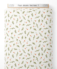 Tissu - Fleurs délicates sur fond blanc 3