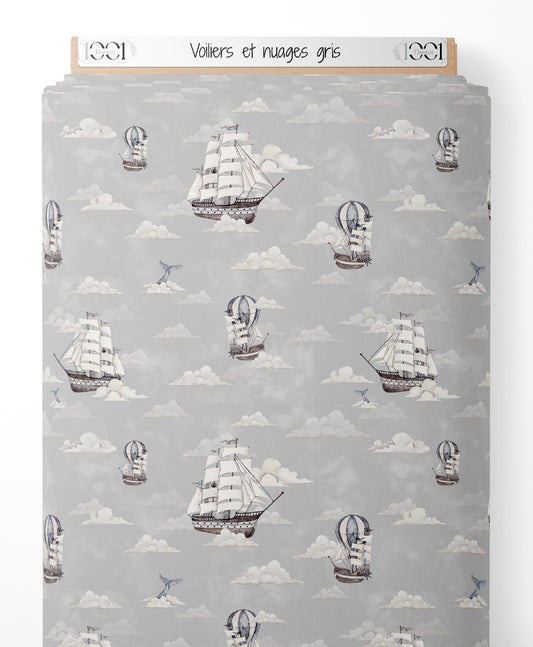 Tissu - Voiliers et nuages gris
