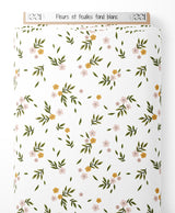 Tissu - Fleurs et feuilles sur fond blanc