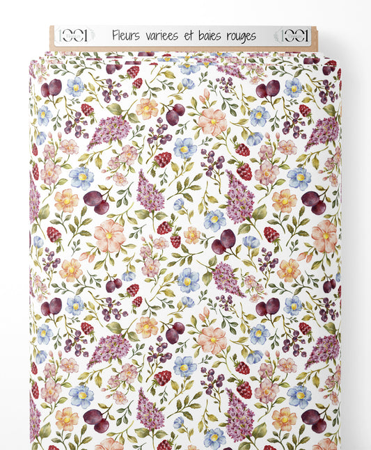 Tissu - Fleurs variées et baies rouges