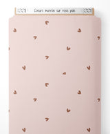 Tissu - Cœurs marron sur rose pâle