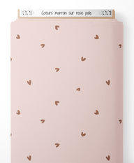 Tissu - Cœurs marron sur rose pâle