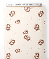 Tissu - Bretzels bruns sur crème