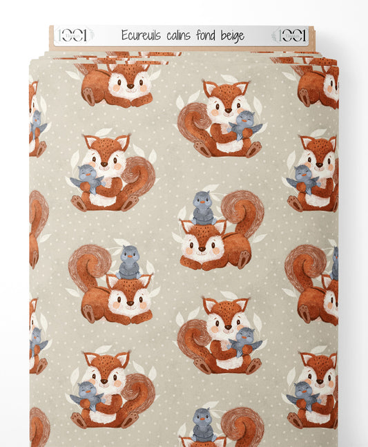 Tissu - Écureuils câlins sur fond beige