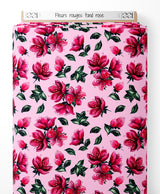Tissu - Fleurs rouges sur fond rose